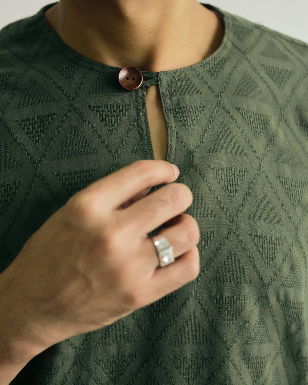 KUDRAT SIRI : THREE QUARTER SLEEVE TOP - OLIVE